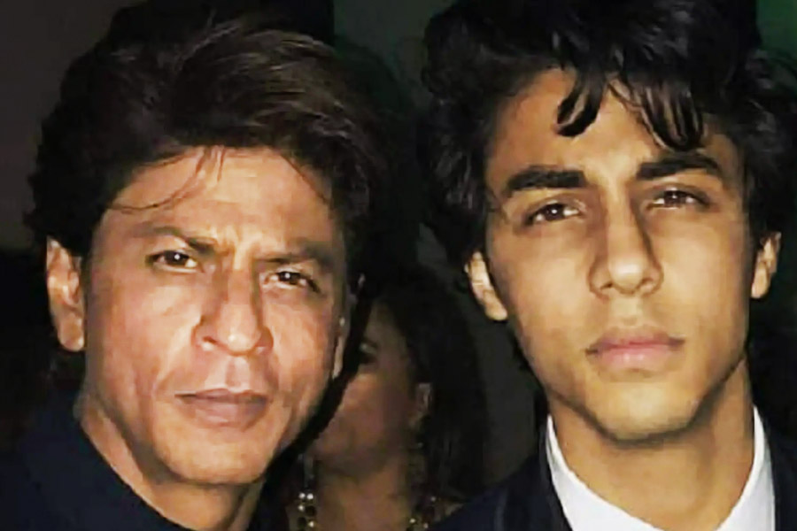 কিন্তু বড় পর্দার সঙ্গে আরিয়ানের পরিচয় ঘটেছে বহু বছর আগেই। ২০০১ সালে করণ জোহর পরিচালিত ‘কভি খুশি কভি গম’ ছবিটি বক্স অফিসে বিপুল সাড়া ফেলে। এই ছবিতে শাহরুখের সঙ্গে অভিনয় করেছিলেন আরিয়ানও।