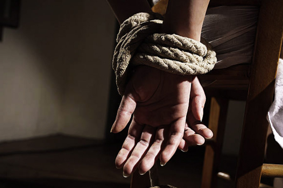 অভিযুক্ত ব্যক্তির কাছে অস্ত্র রয়েছে বলে মনে করছে পুলিশ। ইতিমধ্যেই এই ঘটনায় তদন্ত শুরু হয়েছে। 