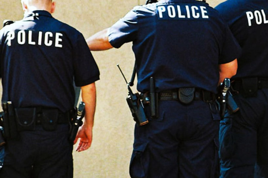 কোনও সন্দেহভাজনের সঙ্গে যাতে তাঁরা আলাপচারিতা না করেন, এ ব্যাপারে শেরিফের দফতরের পক্ষ থেকে বাসিন্দাদের সতর্ক করা হয়েছে। 