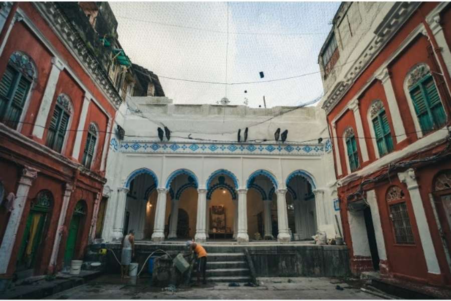 হরকুটীর উত্তর কলকাতার অন্যতম এক বনেদি বাড়ি।এ বাড়ির দূর্গা পুজো-ও অন্যতম।ইতিহাস ও সংস্কৃতিতে মোড়ানো এ পরিবারের বর্তমানে ত্রয়োদশ প্রজন্মের পুজো চলছে।