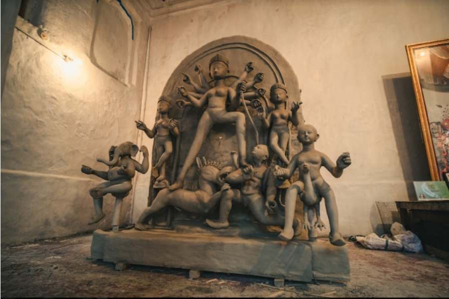 "হরকুটীর"- এহেন নামকরণের পিছনে রয়েছে এক বিশেষ কারণ। এ বাড়িতে ১২ মাস ও ৩০ দিন,শিব ও নারায়ণের নিত্য সেবা হয়ে থাকে। 