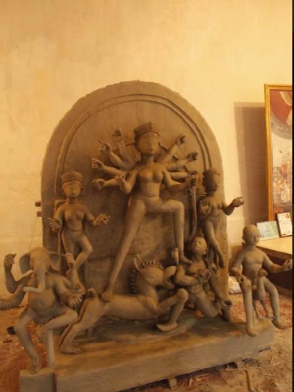 মা আসেন এ বাড়িতে এক চালায়। এ বাড়ির ঠাকুর স্বপ্নাদেশে পাওয়া।এখানে গণেশ ও কার্তিক শিশু রূপে পূজিত হন।ঠাকুরের এক বিশেষ ধরনের সাজ রয়েছে।সব দেব দেবী এখানে বাহন হীন।প্রতিমার রূপের কোন পরিবর্তন নেই। 