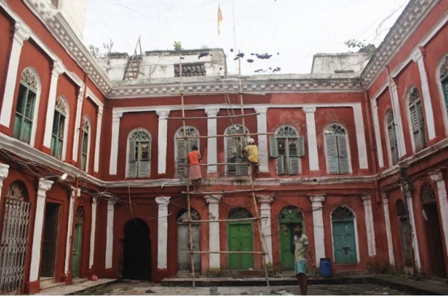 এ বাড়ির বাড়ির পুজো ১০ দিনের।প্রতিপদে ঘট বসে ও দশমী পর্যন্ত পুজো হয়।বলি বা কুমারী পূজার প্রচলন নেই।