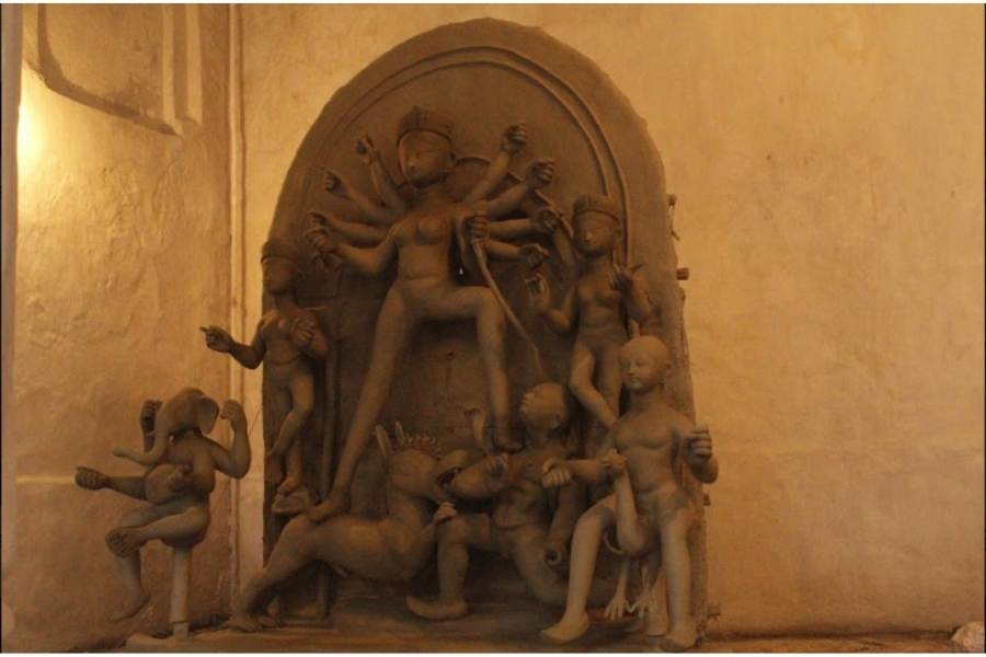 দশমীতে মা কে পান্তাভাত ও বাসি খাবার খাওয়ানো হয়।মাছ ভাত খাওয়ার পর মা কে বরণ করা হয়। এরপর দুপুরের মধ্যে বাড়ি থেকে মা বিদায় নেন। 