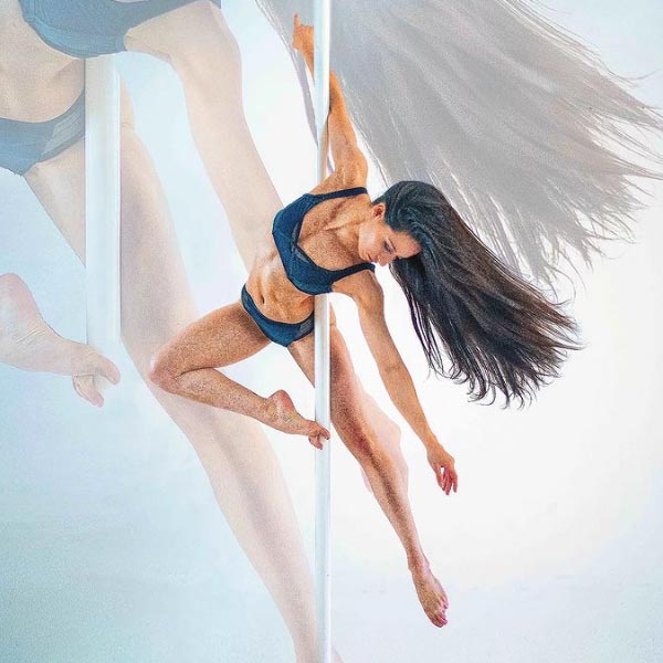 চিকিৎসক, ইঞ্জিনিয়ার অথবা অন্য কোনও পেশা নয়, জীবিকা হিসাবে সিমোনা স্রোতের বাইরে গিয়ে বেছে নিয়েছিলেন ‘পোল ড্যান্সিং’।