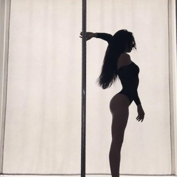 ধীরে ধীরে শরীরচর্চা থেকে পোল ড্যান্সিং-এর দিকে ঝুঁকে পড়েন সিমোনা।