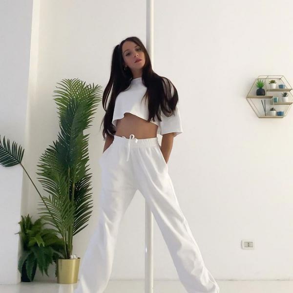 ২০১৪ সাল থেকে পোল ড্যান্স শেখার জন্য তিনি শিক্ষা প্রতিষ্ঠানের খোঁজ করতে থাকেন। কিন্তু তিনি যে এলাকায় থাকতেন, সেখানে পোল ড্যান্সিং শেখানোর কোনও রকম প্রতিষ্ঠান ছিল না।