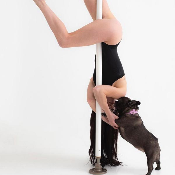 পোল ড্যান্সিং এতই প্রিয় যে সিমোনা একে ‘লভ অ্যাট ফার্স্ট স্পিন’-এর সঙ্গে তুলনা করেছেন।