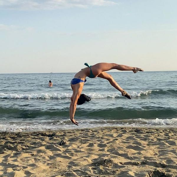 পোল ড্যান্সিং শেখানোর জন্য একটি স্টুডিয়োও খুলেছেন সিমোনা।