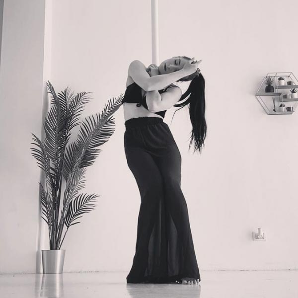 সমগ্র ইটালি জুড়েই পোল ড্যান্সিং-এর প্রশিক্ষণ দেন তিনি।