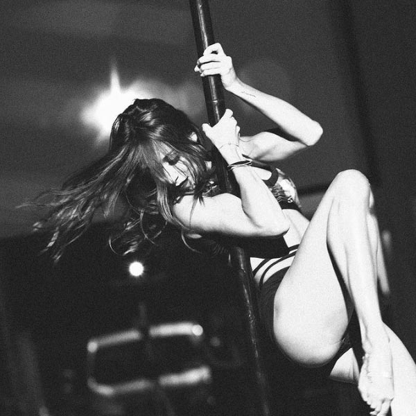 বর্তমানে সিমোনা বিভিন্ন অনুষ্ঠানে পোল ড্যান্স প্রদর্শন করেন। বহু সার্কাস আয়োজক সংস্থার সঙ্গেও যোগাযোগ রয়েছে সিমোনার। সার্কাসেও পোল ড্যান্স প্রদর্শন করেন তিনি।