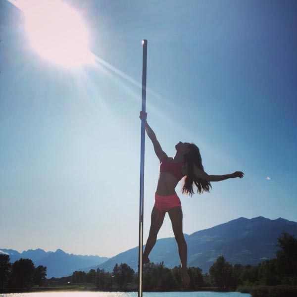 ইনস্টাগ্রামে তাঁর অনুরাগীর সংখ্যা এক লক্ষের গণ্ডি পার করেছে। টিকটকেও তাঁর নাচের ভিডিয়ো এবং ছবি দেখে মুগ্ধ সিমোনার অনুরাগী মহল।