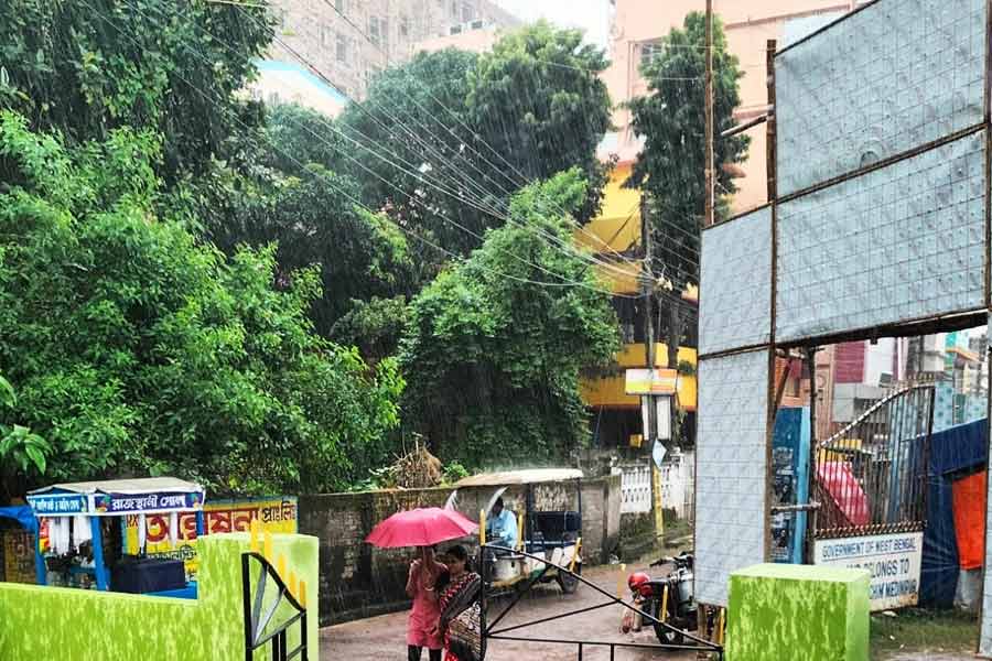 উত্তরের মতো পশ্চিম মেদিনীপুরেও অঝোরে বৃষ্টিতে পণ্ড পুজোর মেজাজ।