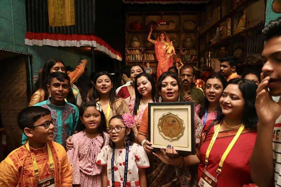 হাতিবাগান নবীন পল্লির সদস্যরা নির্মল পুজোর ফলক হাতে