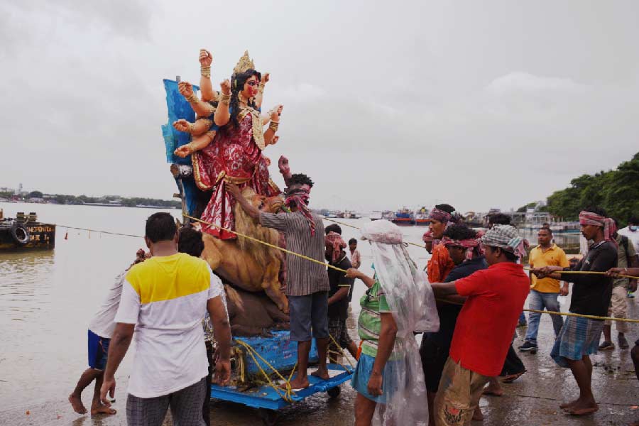 বিজয়া দশমীতে কলকাতার মোট ১৬টি ঘাটে হবে বিসর্জন। 