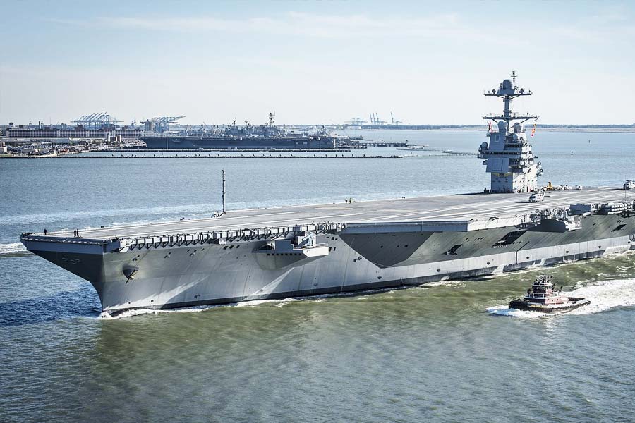 ভার্জিনিয়ায় আমেরিকার নৌবাহিনীর ঘাঁটি  সমুদ্রে পাড়ি দিচ্ছে বিশ্বের সবচেয়ে দামি যুদ্ধজাহাজ ইউএসএস জেরাল্ড ফোর্ড। অতলান্তিক মহাসাগরের আমেরিকার নেতৃত্বাধীন সামরিক জোট ‘নেটো’র ‘স্ট্রাইক কোরের’ অংশ হিসাবে কাজ করবে এই রণতরী।