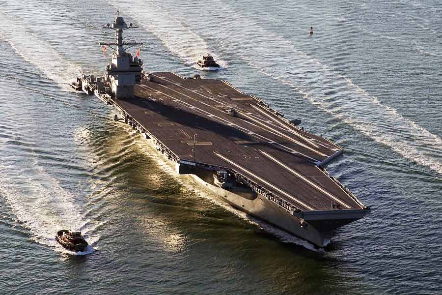 ৩৩৭ মিটার দীর্ঘ এবং এক লক্ষ টন ওজনের এই যুদ্ধজাহাজে ৭৫টিরও বেশি যুদ্ধবিমান এবং হেলিকপ্টার রাখার ব্যবস্থা রয়েছে। বিমানবাহী রণতরীটির ফ্লাইট ডেকের প্রস্থ প্রায় ৭৮ মিটার। তাতে রয়েছে দু’টি রানওয়ে।