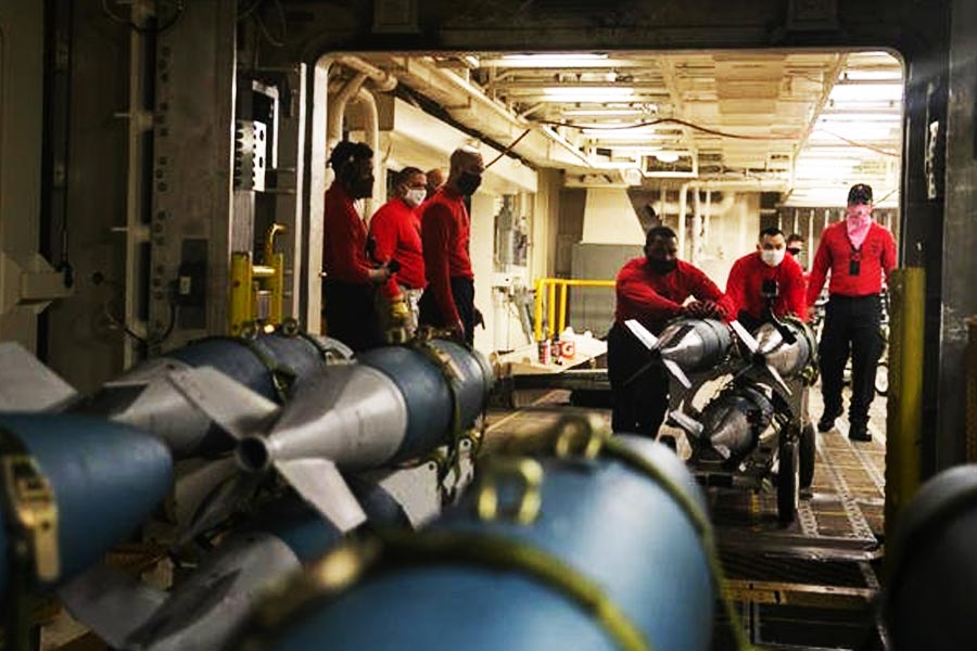 এক লক্ষ টন ওজন নিয়েও ঘণ্টায় ৩০ নটিক্যাল মাইল (৫৬ কিলোমিটার) গতিবেগে ছুটতে পারে ইউএসএস জেরাল্ড ফোর্ড। এতে থাকতে পারেন ৯,০০০-এরও বেশি নৌসেনা এবং অন্যান্য কর্মী।