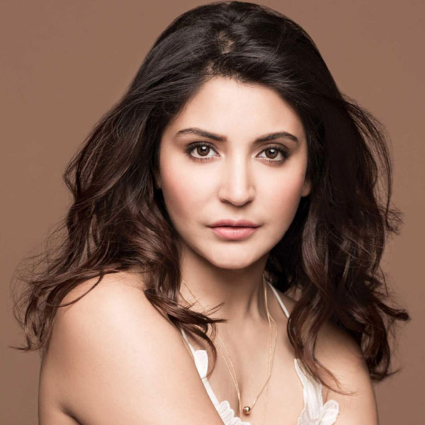 অনুষ্কা শর্মা এক সাক্ষাৎকারে জানান, বয়স বাড়ার পরেও বলিউডজগতে অভিনেতারা ঠিক কাজের সুযোগ পেয়ে যান। কিন্তু অভিনেত্রীদের বয়স বাড়লেই তাঁদের কাজ কমতে থাকে। বয়সের সঙ্গে তাঁদের রূপের জেল্লা কমে যায় বলেই এই প্রচলন চলে আসছে বলে জানান তিনি।