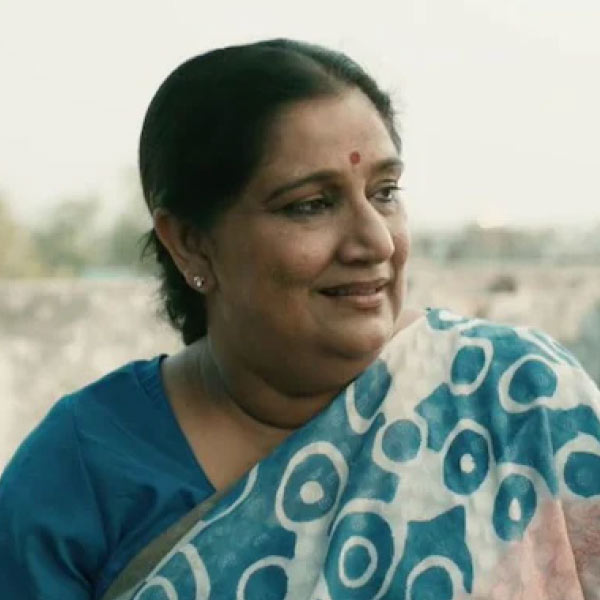 একই প্রসঙ্গ নিয়ে মুখ খুলেছিলেন সীমা পাহওয়া। তিনি বলেন, ‘‘দেখতে খারাপ হওয়ায় কোনও কাজ পেতাম না। কাজের লোক অথবা ছোটখাটো কোনও চরিত্রে অভিনয়ের সুযোগ দেওয়া হত যেখানে আমি খালি চা-কফি পরিবেশন করে চলে আসতাম। এটুকুই পর্দার সামনে আমার অভিনয় ছিল।’’