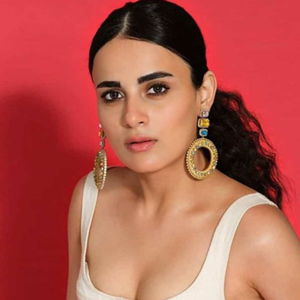 রাধিকা মদন বলিউড ইন্ডাস্ট্রিতে সদ্য পা রেখেছেন। এর মধ্যে বলিপাড়ার অন্ধকার দিক সম্পর্কে অবগত হয়েছেন অভিনেত্রী। তিনি জানান, বলিউডে সাংঘাতিক পরিমাণে স্বজনপোষণ করা হয়। প্রথম দিকে তিনি যেমন কাজ পাচ্ছিলেন তাতেই রাজি হয়ে গিয়েছিলেন।