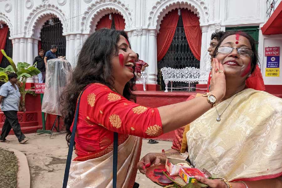 সকাল ১১টা বেজে ১০মিনিটেই শেষ হয়েছে দশমী তিথি। তার আগে থেকেই অবশ্য বাংলা জুড়ে ঠাকুরদালানে, বারোয়ারি পুজোর মণ্ডপে মণ্ডপে শুরু হয়েছে ‘মা’কে বরণ করে নেওয়ার পালা।  