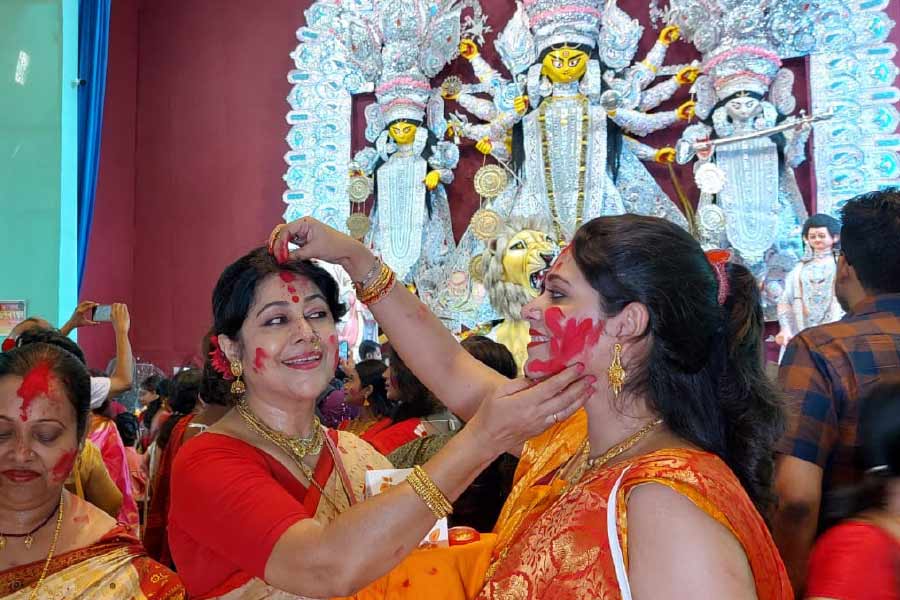 কলকাতার শোভাবাজার রাজবাড়ি থেকে শুরু করে কোচবিহারের বড় দেবীর মন্দির— সর্বত্রই নজরে পড়েছে বরণের সেই ছবি। 