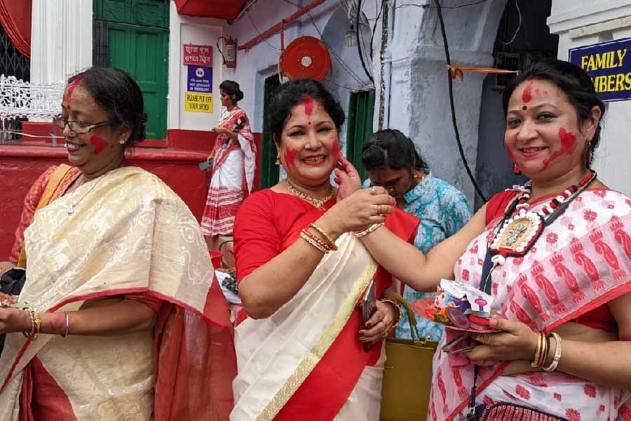 বাংলার উৎসবের রং সাদা-লাল। সেই লাল-সাদা শাড়িতেই সেজে দুর্গা বরণ করে সিঁদুর খেলায় মাতলেন বঙ্গবধূরা। 