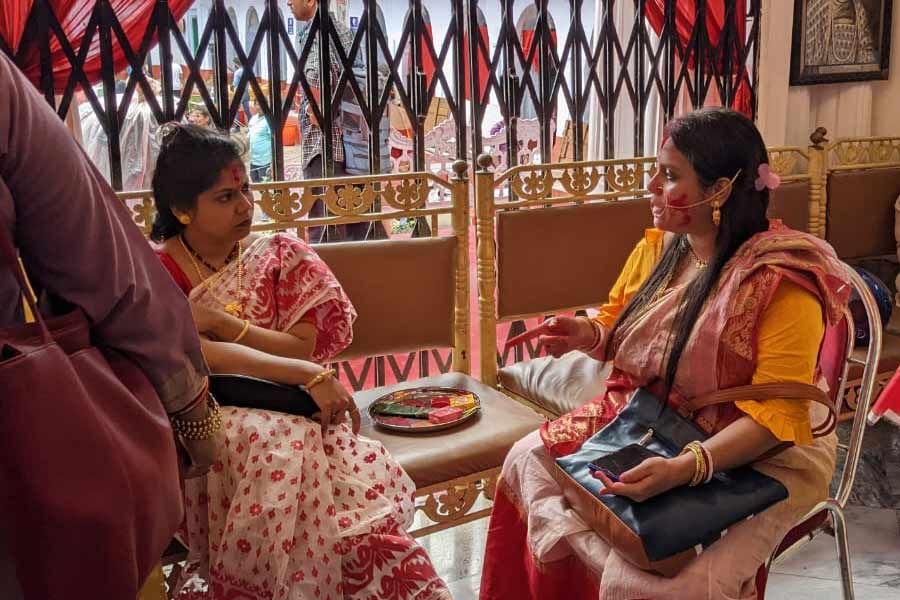 নথে-কঙ্কনে। মাকে এক বছরের জন্য বিদায় জানাবেন। তাই সালঙ্কারে সেজেছেন বঙ্গনারীরা। গালে লেগেছে কুমকুমের ছোপ, আঙুল লাল হয়েছে আলতা-সিঁদুরে।