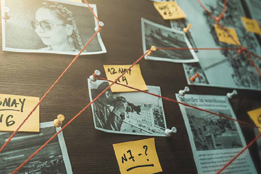 স্পেনের ভ্যালেন্সিয়া কাউন্টির আলকাজ়ারের বাসিন্দা ছিল ওই তিন কিশোরী। ফলে সংবাদমাধ্যমের দৌলতে তাদের পরিচয় হয়ে যায় ‘আলকাজ়ার গার্লস’ নামে।