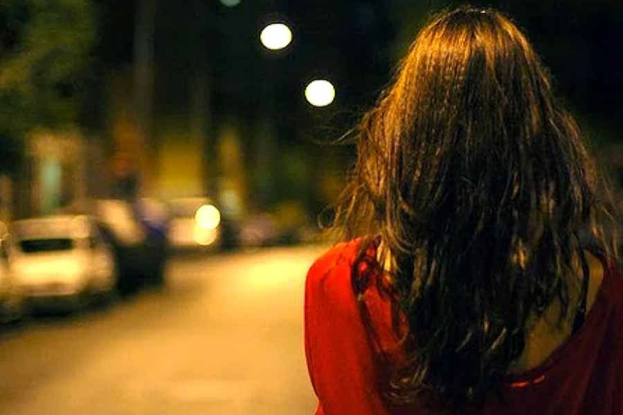 বাড়ি থেকে মাত্র চার কিলোমিটার দূরে একটি নাইটক্লাবে স্কুলের পার্টি ছিল। ১৩ নভেম্বরের রাতে সেখানে যেতে তৈরি হয়েছিল মিরিয়ামরা। পথে এক কমবয়সি দম্পতি তাদের লিফ্ট দিয়েছিল। গাড়ি করে তিন জনকে পিকাসেন্ট শহরের একটি পেট্রল পাম্প পর্যন্ত পৌঁছে দেন ওই দম্পতি।