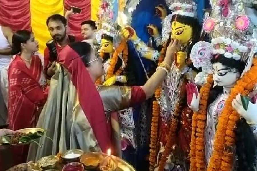 কোন্নগর ঘোষাল বাড়ির পুজো। দশমীতে বিবাহিতারা এ বাড়িতে পান্তা ইলিশ খেয়ে প্রতিমা বরণ করেন। ঠাকুর বরণ শেষে হয় সিঁদুর খেলা। তার পর গঙ্গার ঘাটে প্রতিমা বিসর্জন।