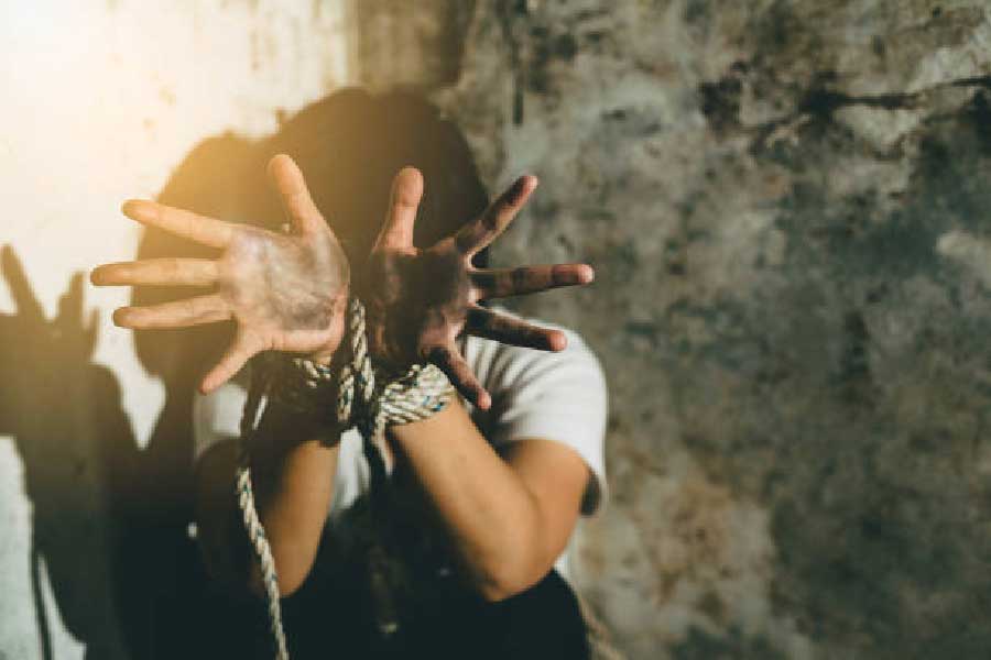 রিকার্টের বয়ান অনুযায়ী, তিন কিশোরীর চিৎকার শুনে গাড়ির মধ্যে তাদের একটি হ্যান্ডগান দিয়ে আঘাত করতে থাকেন আন্তোনিও। এর পর তাঁরা পৌঁছন শহর থেকে দূরে লা রামোনা গ্রামে। পাহাড়ঘেরা ওই নির্জন জায়গায় একটি পরিত্যক্ত বাড়িতে তিন জনকে নিয়ে তোলেন তাঁরা।