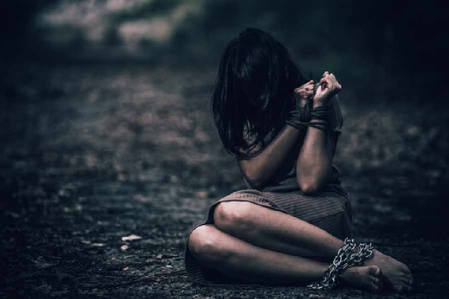 পুলিশের জেরায় রিকার্ট জানায়, ওই পোড়ো বাড়িতে একে একে দুই বোনকে ধর্ষণ করেন আন্তোনিওরা। এর পর বাইরে বেরিয়ে খাবার আনতে যান। ঘণ্টা দুয়েক পরে ফিরে এসে আর এক বোনকেও ধর্ষণ করেন তাঁরা।