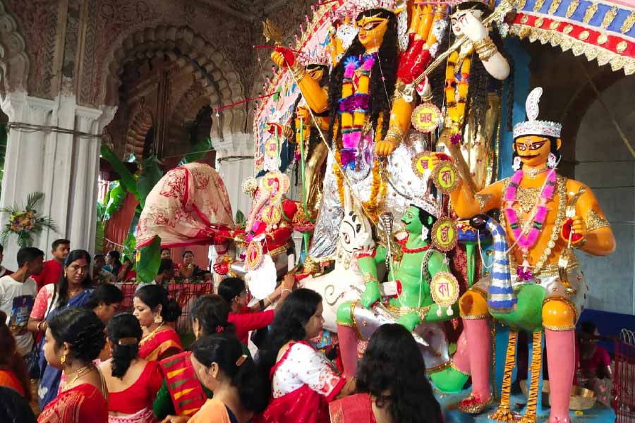 দালান ছেড়ে পথে। মুর্শিদাবাদের একটি বাড়ির পুজোয় তখন শুরু হয়েছে বরণের প্রস্তুতি।