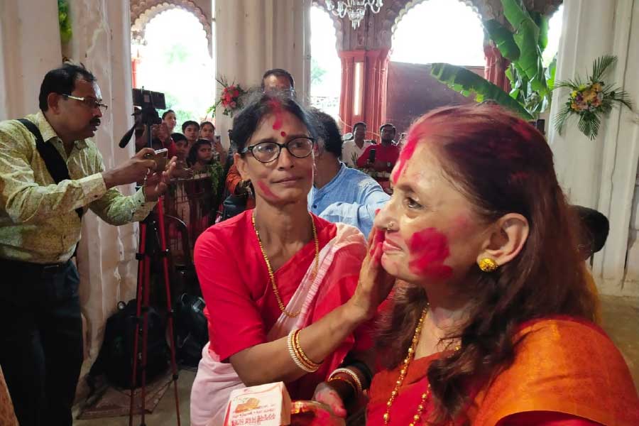 রানি কাহিনী। কৃষ্ণনগরের রাজবাড়ির দুর্গাপুজোয় বিজয়া দশমী পালন। সিঁদুর খেলায় অংশ নিলেন রাজ বাড়ির কর্ত্রী। 