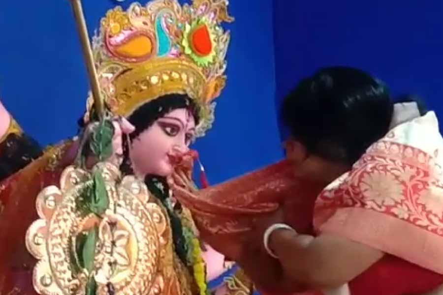 হুড়মুড়িয়ে কেটে গেল চারটে দিন। বুধবার বিদায়বেলার এসে মন খারাপ বাংলার। একটি বছর পেরিয়ে ঘরের মেয়ে উমা ফিরেছিলেন নিজের বাড়িতে। এ বার তাঁর যাওয়ার পালা। সিঁদুরে রাঙিয়ে, মিষ্টিমুখ করিয়ে ঘরের মেয়েকে এক বছরের জন্য বিদায় জানাল বাংলা।