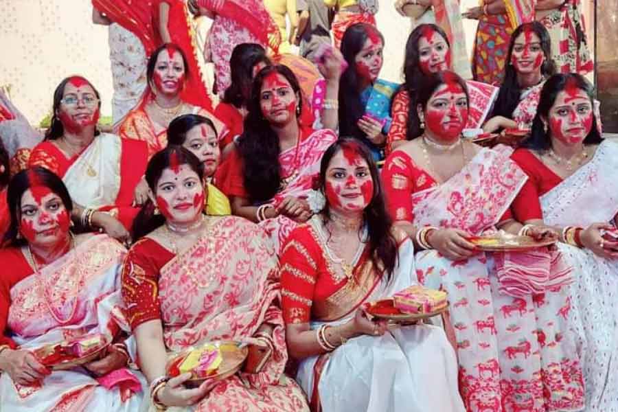 ‘লাল’ যেন মোর মর্মে লাগে। মুর্শিদাবাদের বেলডাঙায়।  