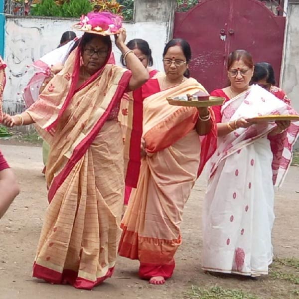 আয় তবে সহচরী! কৃষ্ণনগরের নীল দুর্গা বাড়িতে বরণডালা নিয়ে প্রতিমা বরণের  উদ্য়োগ। 