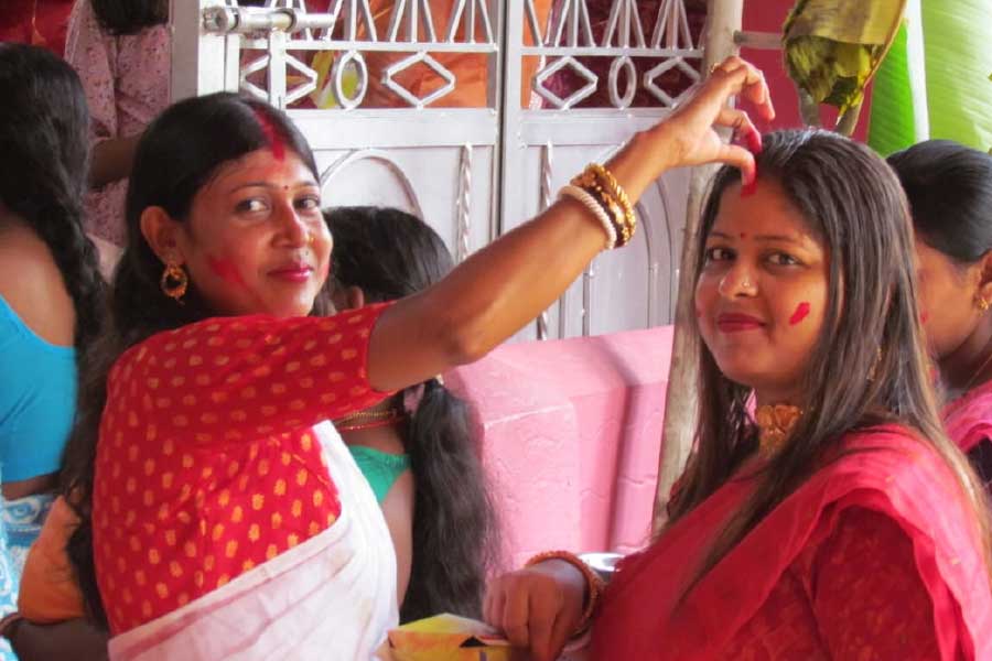 ওলো সই। নদিয়ার পলাশী পাড়ায় সিঁদুর খেলা।