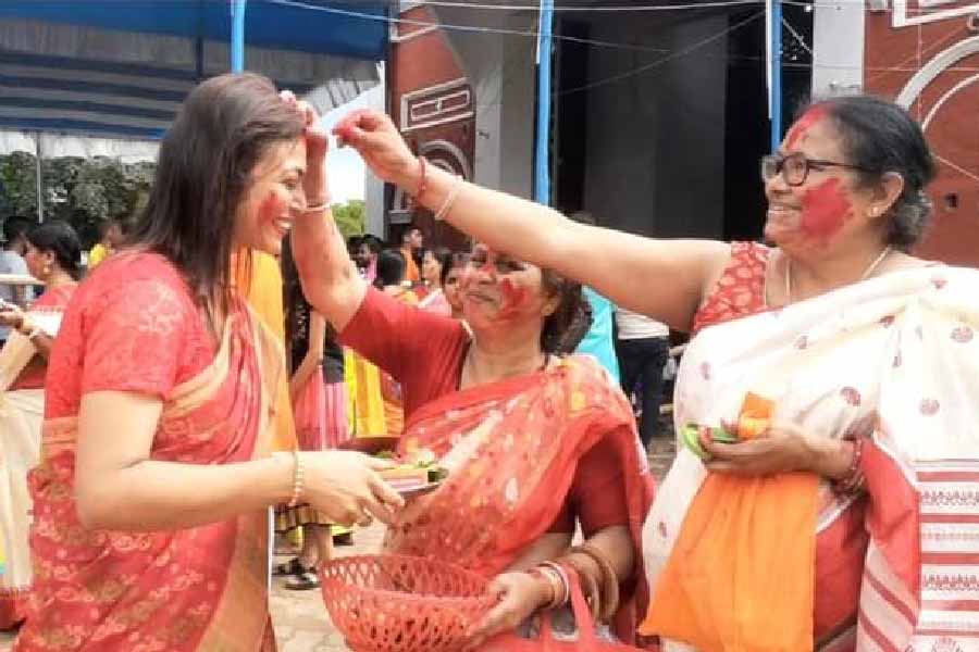 নূতনে পুরাতনে। নদিয়ার নাকাশিপাড়ায় বরণের পরের মুহূর্ত।