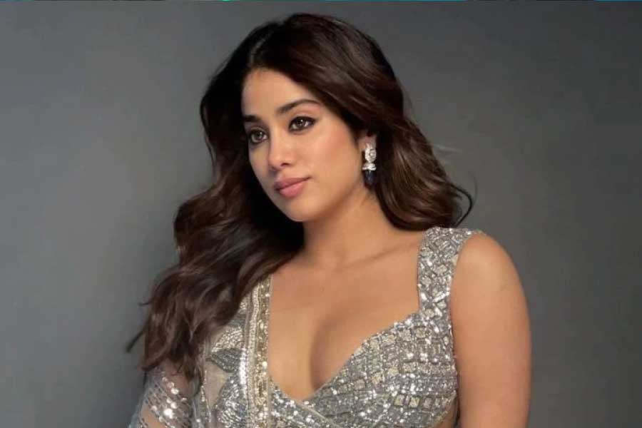 আলি আব্বাস জাফরের পরিচালনায় ‘বড়ে মিয়াঁ ছোটে মিয়াঁ’-র  নায়িকা আর কেউ নন, জাহ্নবী কপূর।