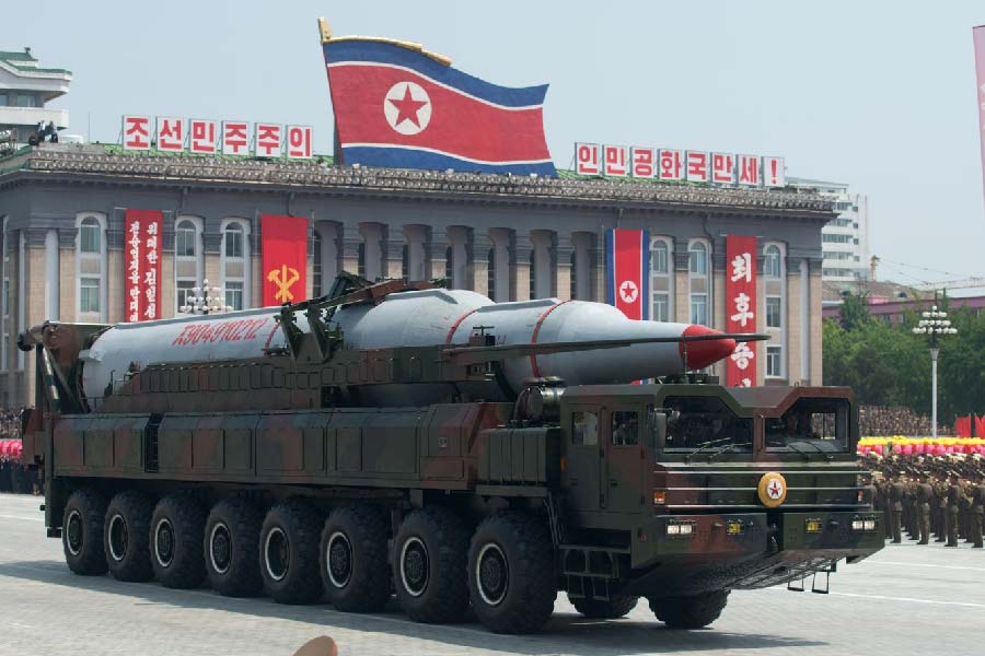 ক্ষেপণাস্ত্রের পাল্টা ক্ষেপণাস্ত্র ছোড়ায় উত্তেজনা ছড়িয়েছে পূর্ব এশিয়ায়। এমনিতেই এই অঞ্চল দুই কোরিয়ার রেষারেষিতে অশান্ত থাকে। সাম্প্রতিক অশান্তির কেন্দ্রে উত্তর কোরিয়ার ছোড়া ক্ষেপণাস্ত্র। গত মঙ্গলবার যে ক্ষেপণাস্ত্র জাপানের ভূখণ্ড পেরিয়ে গিয়ে পড়ে প্রশান্ত মহাসাগরে। দক্ষিণ কোরিয়ার তরফে জানানো হয়েছিল, মাঝারি পাল্লার ব্যালিস্টিক ক্ষেপণাস্ত্র ছুড়েছে উত্তর কোরিয়া। কী এই ক্ষেপণাস্ত্রের বৈশিষ্ট্য? এই ঘটনার অভিঘাতই বা কী? দেখে নেওয়া যাক এক নজরে।