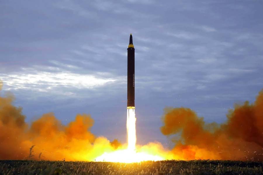  ৪ অক্টোবর, মঙ্গলবার যে ক্ষেপণাস্ত্রটি ছুড়েছিল কিম জং উনের দেশ, সেটি প্রায় সাড়ে ৪ হাজার কিমি পথ পার করে জাপানের উপর দিয়ে গিয়ে প্রশান্ত মহাসাগরে পড়েছে। এই প্রথম জাপানের উপর দিয়ে এত দীর্ঘ পাল্লার ক্ষেপণাস্ত্র নিক্ষেপ করল পিয়ংইয়ং।