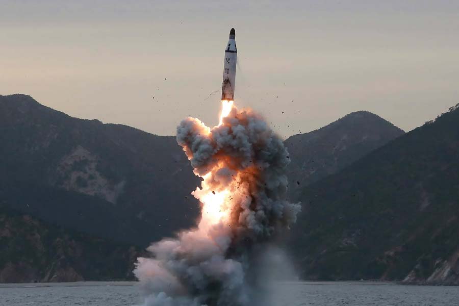 ক্ষেপণাস্ত্রটির গতিপথ যদি অন্য হত, তা হলে প্রশান্ত মহাসাগরের কাছে অবস্থিত আমেরিকার গুয়াম দ্বীপে সেটি হানা দিতে পারত বলে ধারণা। উত্তর কোরিয়া থেকে গুয়ামের দূরত্ব ৩ হাজার ৩৮০ কিলোমিটার। 