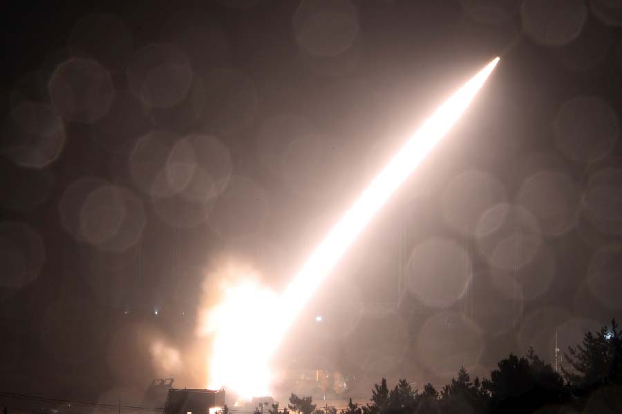 সংবাদ সংস্থা সূত্রে খবর, জাপানের উপর দিয়ে যে ক্ষেপণাস্ত্রটি নিক্ষেপ করেছে উত্তর কোরিয়া, সেটি মাঝারি পাল্লার ‘হাওয়াসং ১২’ ক্ষেপণাস্ত্র। 