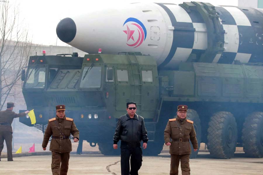  চলতি বছরে ৩০টিরও বেশি ক্ষেপণাস্ত্র ছুড়েছে কিমের দেশ। যেগুলির মধ্যে রয়েছে ‘ব্যালিস্টিক মিসাইল’, ‘ক্রুজ মিসাইল’, ‘হাইপারসনিক মিসাইল’। 