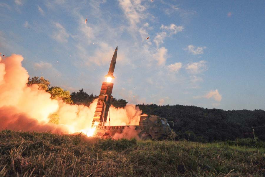 উত্তর কোরিয়ার স্বৈরাচারী শাসক কিমের হাতে রয়েছে একাধিক ক্ষেপণাস্ত্র। সেগুলির কোনওটা আবার দূরপাল্লার। ১০ হাজার কিমিরও বেশি দূরত্ব পর্যন্ত যেতে পারে কোনও ক্ষেপণাস্ত্র। 