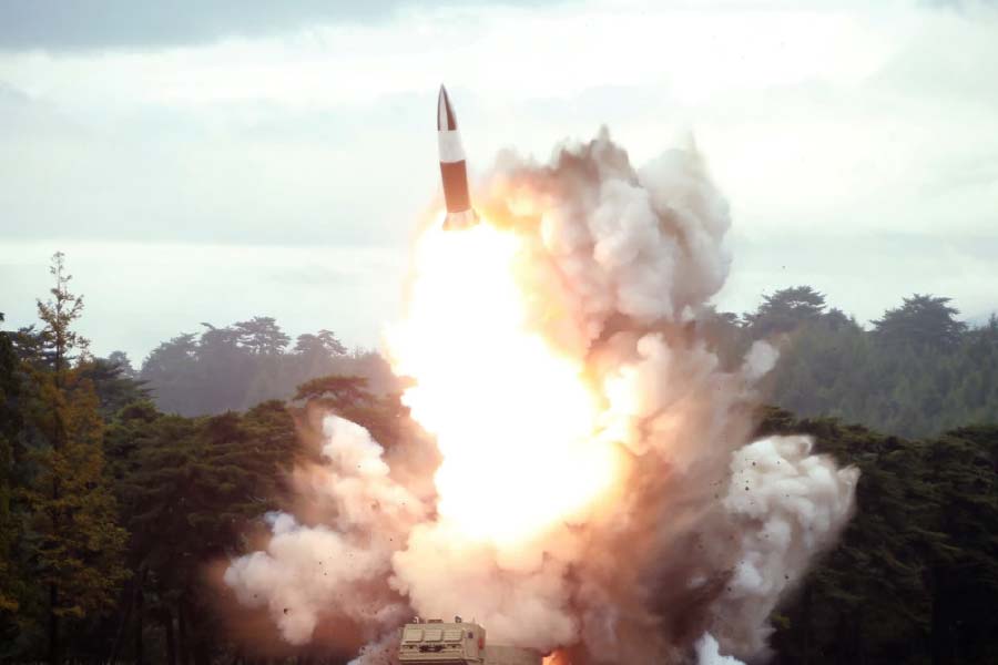  ‘হাওয়াসং ১৪’ ব্যালিস্টিক ক্ষেপণাস্ত্রও পরীক্ষা করে উত্তর কোরিয়া। যেটি ৮ হাজার কিলোমিটার দূরত্ব পর্যন্ত যেতে পারে। কোনও কোনও গবেষণায় আবার দাবি করা হয়েছে যে, এই ধরনের ক্ষেপণাস্ত্র ১০ হাজার কিলোমিটার দূরত্ব পর্যন্ত এগোতে পারে। এটি উত্তর কোরিয়ার প্রথম ‘ইন্টারকন্টিনেন্টাল ব্যালিস্টিক মিসাইল’ (আইসিবিএম)।