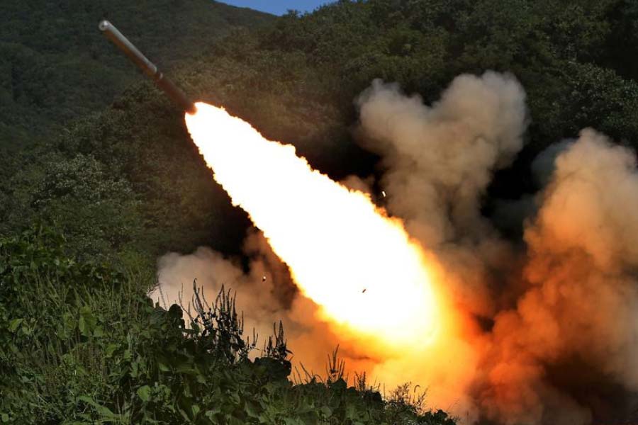 তবে এর থেকেও দূরপাল্লার ক্ষেপণাস্ত্র রয়েছে পিয়ংইংয়ের হাতে। ‘হাওয়াসং ১৫’ ক্ষেপণাস্ত্রটি ১৩ হাজার কিমি পর্যন্ত গিয়ে হানা দিতে পারে।